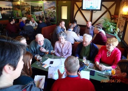Echanges avec les habitants lors d’un apér’eau-mémoire au café du Petit St-Pierre à St-Omer