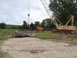 Mise en place des fondations des seuils de la rivière de contournement